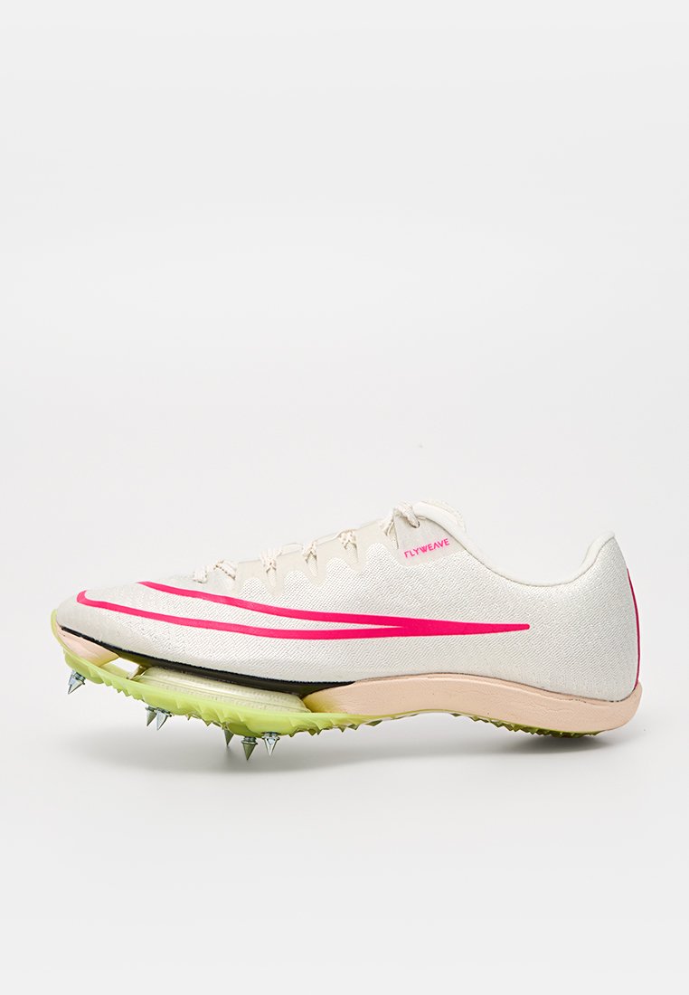 Weißer sportlicher Spikeschuh mit pinken und schwarzen Designelementen, strukturiertem Obermaterial und grüner Stollenlaufsohle für optimalen Halt.
