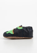 Marineblaue Leder schuhe mit elastischem Einstieg, grünen und orangefarbenen Akzenten sowie einem strukturierten Gummisohle für Trittfestigkeit. Weiches, flexibles Design.