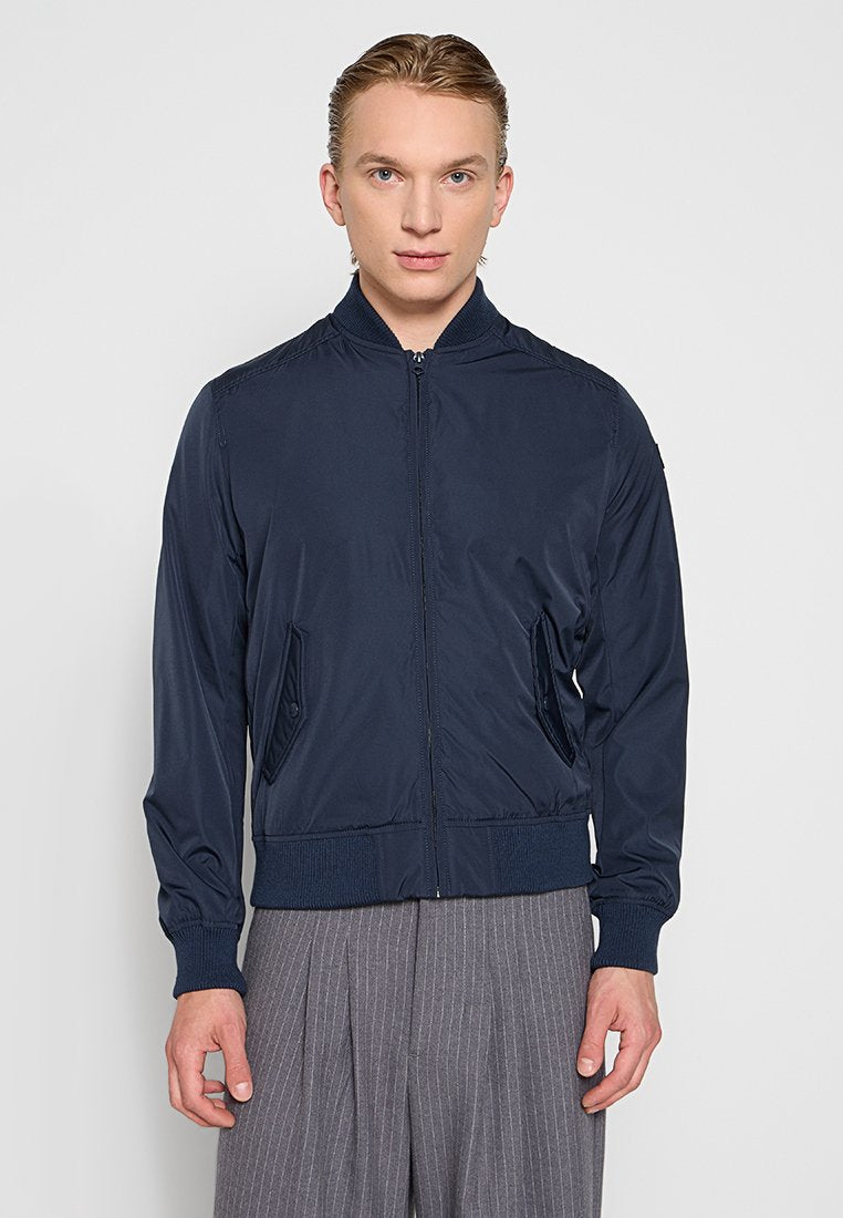 Marineblaue Bomberjacke aus glattem Stoff, mit einem Reißverschluss vorne, gerippten Bündchen, zwei Seitentaschen und einem taillierten Saum.