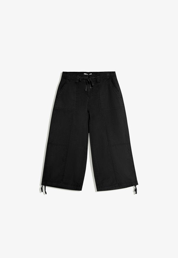 Bershka CAPRI - TROUSERS - Shorts - black