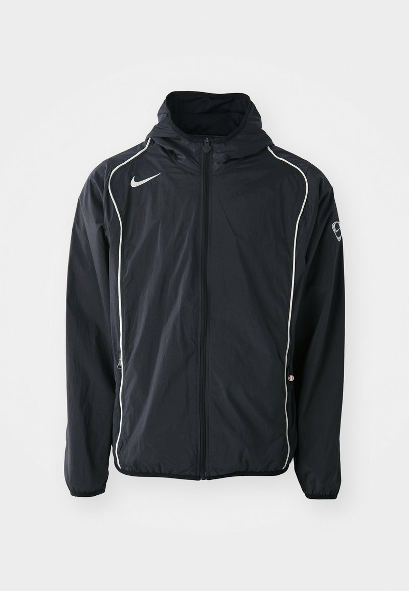 Schwarze leichte Jacke mit Kapuze, verfügt über weiße Paspeln entlang der Vorderseite und Ärmel, einen Frontreißverschluss und elastische Bündchen.