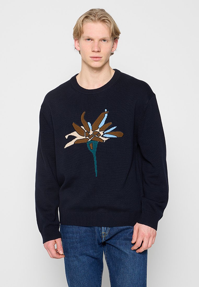 Marineblauer Strickpullover mit floralem Muster in Beige, Braun und Blau. Rundhalsausschnitt sowie gerippte Bündchen an Ärmeln und Saum.
