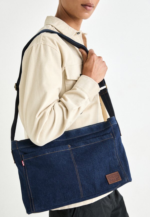 Levi's® HERITAGE MESSENGER UNISEX - Cross body bag - indigo rinse