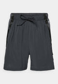 Graue Sportshorts aus strukturiertem Stoff, mit einem elastischen Taillenbund und Kordelzug sowie schwarzen seitlichen Akzenten.