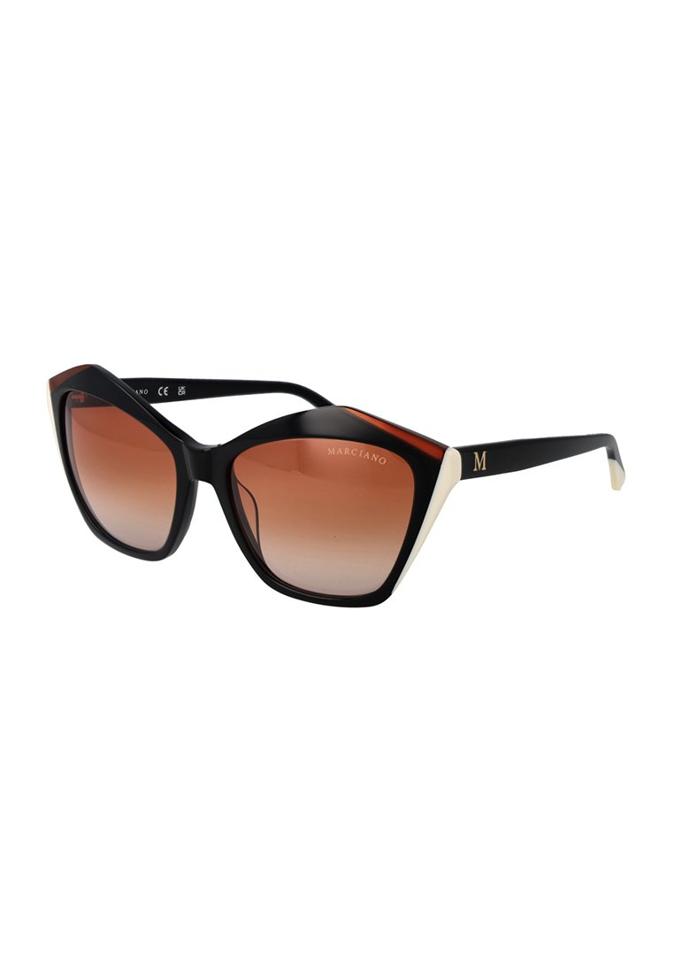 Schwarze und braune übergroße Sonnenbrille mit schrägen Gläsern. Gradualer orangefarbener Sonnenbrillenton, goldene Akzente an den Bügeln und Logo an der inneren Armseite.