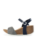 Keilsohlen-Sandalen mit einer Korksohle und einem Knöchelriemen aus navyblauem Leder. Das Obermaterial weist ein gestreiftes Textildesign in Schwarz und Weiß auf.