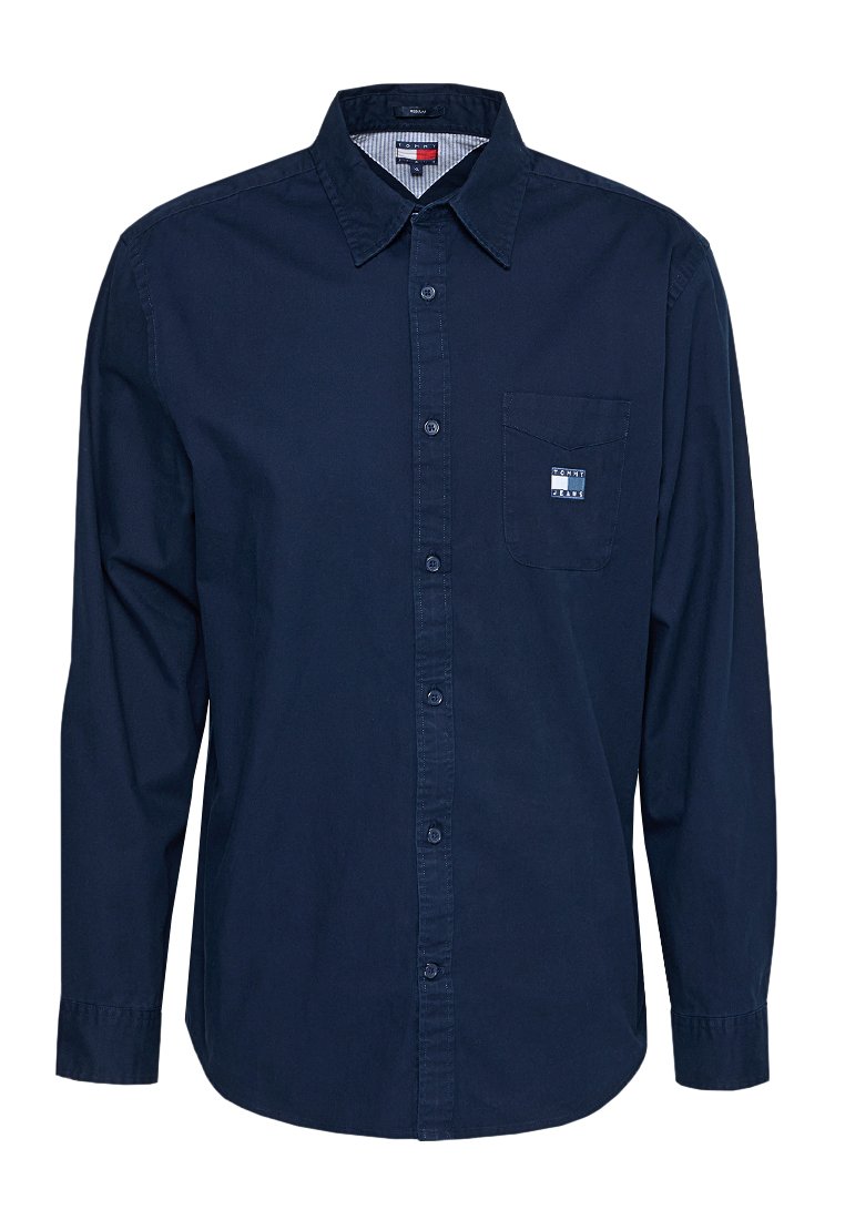 Navyblaues Langarmhemd mit Knopfleiste, Kragen und Brusttasche mit kleinem Tommy Jeans Logo-Patch.