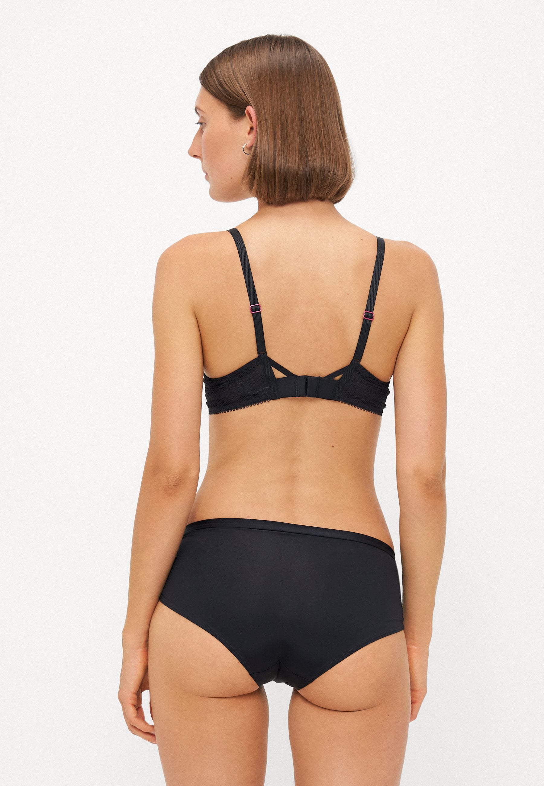 COVERING UNDERWIRED BRA Media 4