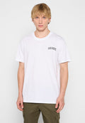 Weißes Baumwoll-T-Shirt mit rundem Halsausschnitt und kurzen Ärmeln. Schwarzer "LES DEUX"-Text auf der oberen linken Seite aufgedruckt. Glatte Textur.