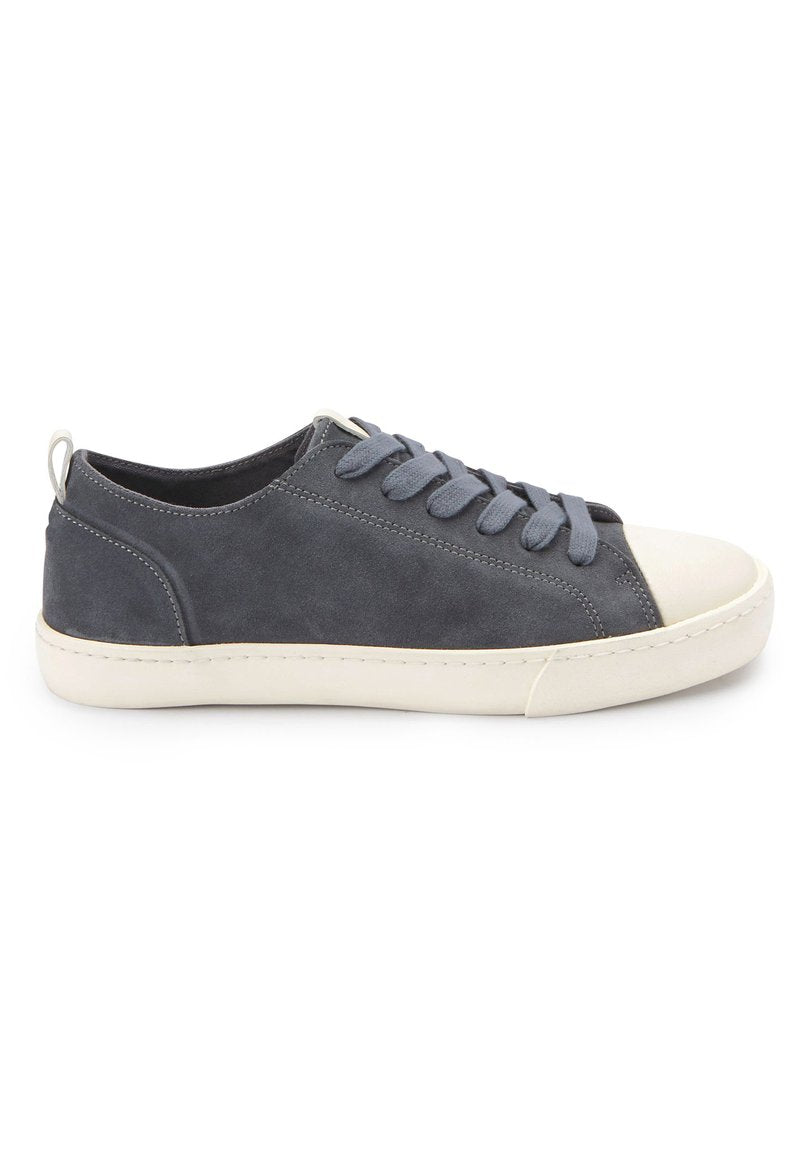 Sneaker aus dunkelgrau Veloursleder mit einer weißen Gummisohle. Verfügt über graue Schnürsenkel, eine abgerundete Zehenpartie und ein minimalistisches Design.