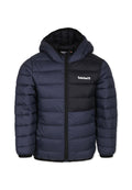 Marineblaue Pufferjacke mit schwarzem Einsatz und Kapuze, ausgestattet mit einem vorderen Reißverschluss, elastischen Bündchen und dem Timberland-Logo auf der Brust.