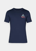 Navyblaues T-Shirt mit kurzen Ärmeln aus Baumwolle und rundem Halsausschnitt. Das Shirt hat ein geometrisches Logo in Rot und Blau auf der linken Brust.