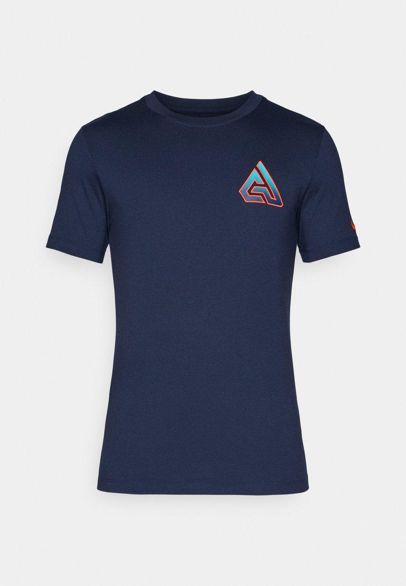 Navyblaues T-Shirt mit kurzen Ärmeln aus Baumwolle und rundem Halsausschnitt. Das Shirt hat ein geometrisches Logo in Rot und Blau auf der linken Brust.