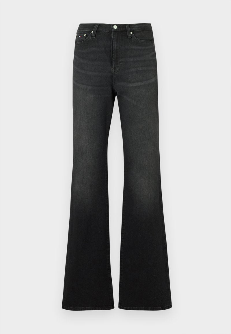 Schwarze Jeans mit Schlag aus Denim. Hohe Taille mit fünf Taschen und Gürtelschlaufen. Schlichtes Design mit dezenten Nähten an den Taschen.