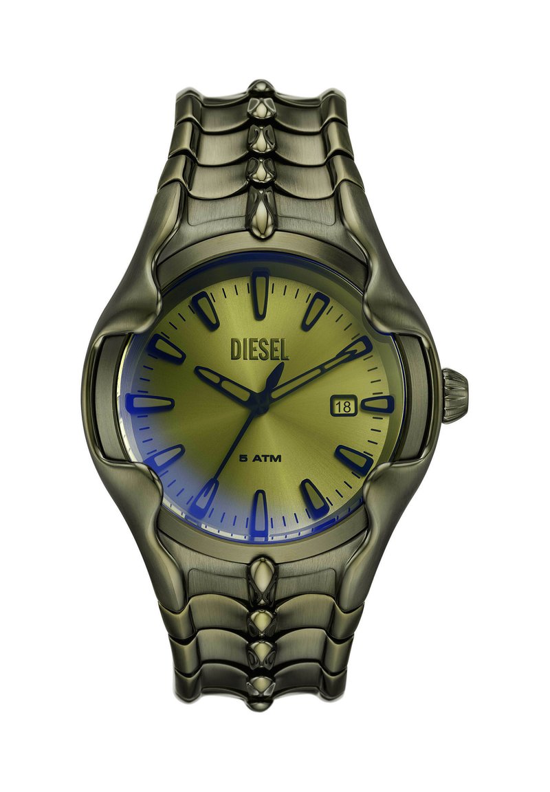 Metallene Diesel-Armbanduhr mit olivgrünem Zifferblatt, Datumsanzeige, schwarzen Stundenmarkierungen und Gliederarmband, zeigt die Zeit 10:09:36.