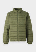 Olivgrüne Steppjacke mit hohem Kragen, horizontaler Steppung, Frontreißverschluss und elastischen Bündchen. Leichtgewichtig und strukturierte Form.