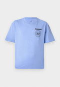 Helles blaues Baumwoll-T-Shirt mit kurzen Ärmeln, Rundhalsausschnitt und schwarzem "Ramones"-Logo-Druck auf der linken Brustseite. Glatte Textur.