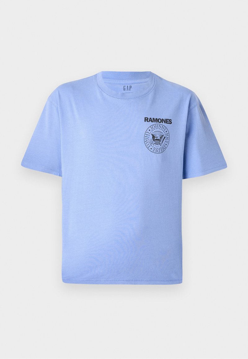 Helles blaues Baumwoll-T-Shirt mit kurzen Ärmeln, Rundhalsausschnitt und schwarzem "Ramones"-Logo-Druck auf der linken Brustseite. Glatte Textur.