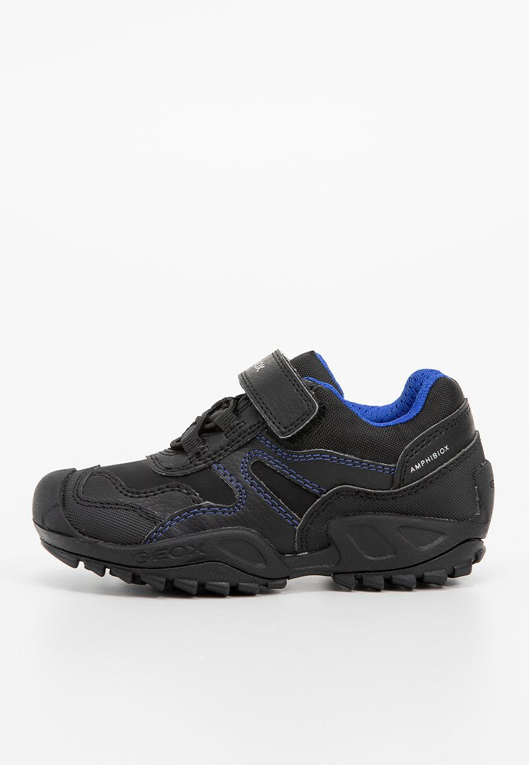 Schwarzer Sportschuh mit blauen Akzenten, ausgestattet mit einem Klettverschluss, strukturiertem Obermaterial und rutschfester Gummisohle. Geox-Logo sichtbar.