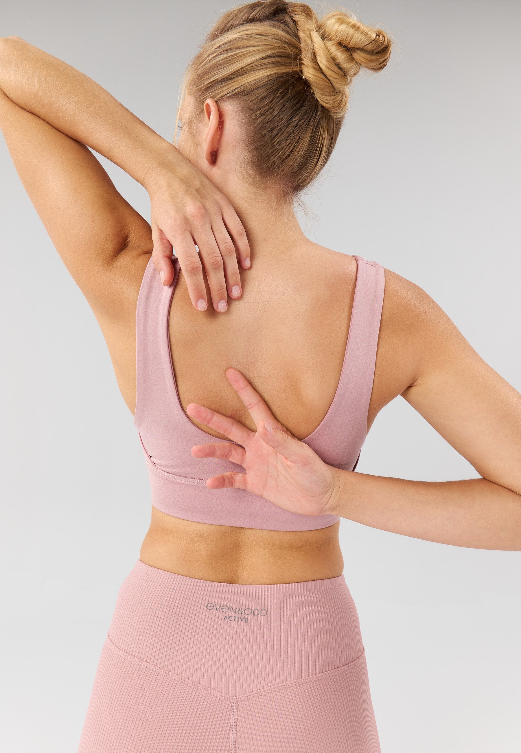Even&Odd active MEDIUM SUPPORT SPORTS BRA WITH SIDE DETAIL