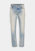 Hellblaue Jeans aus Denim mit einem verblassten Finish, fünf Taschen und einem Knopfverschluss. Gerader Schnitt mit dezentem Used-Look und Nähdetails.
