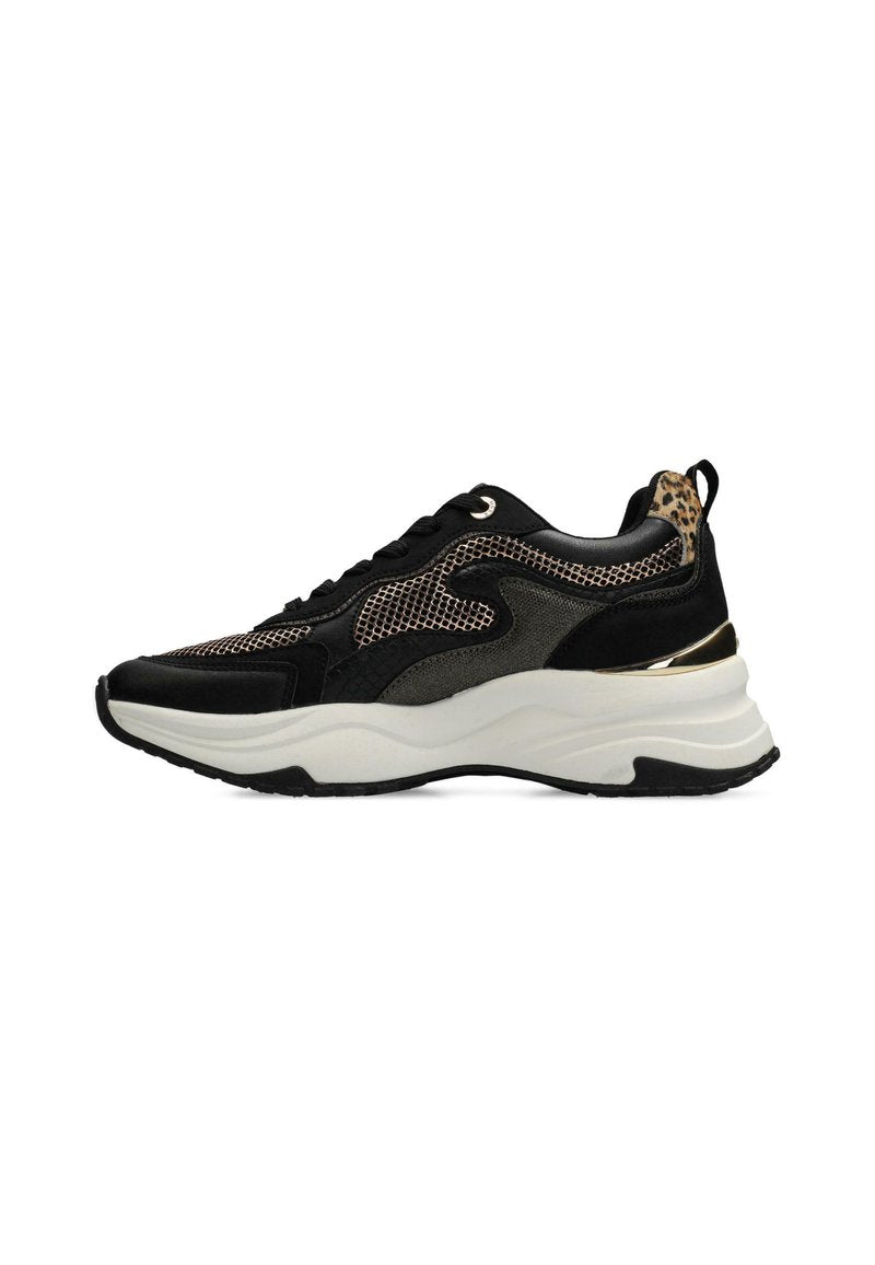 Schwarze Sneakers mit Mesh- und strukturierten Akzenten, goldfarbenen Details, einer weißen Zwischensohle und einem Leopardenmuster-Detail an der Ferse.