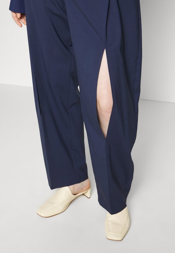 A.W.A.K.E. MODE TAPERED PANTS WITH VERTICAL SLIT KNEES