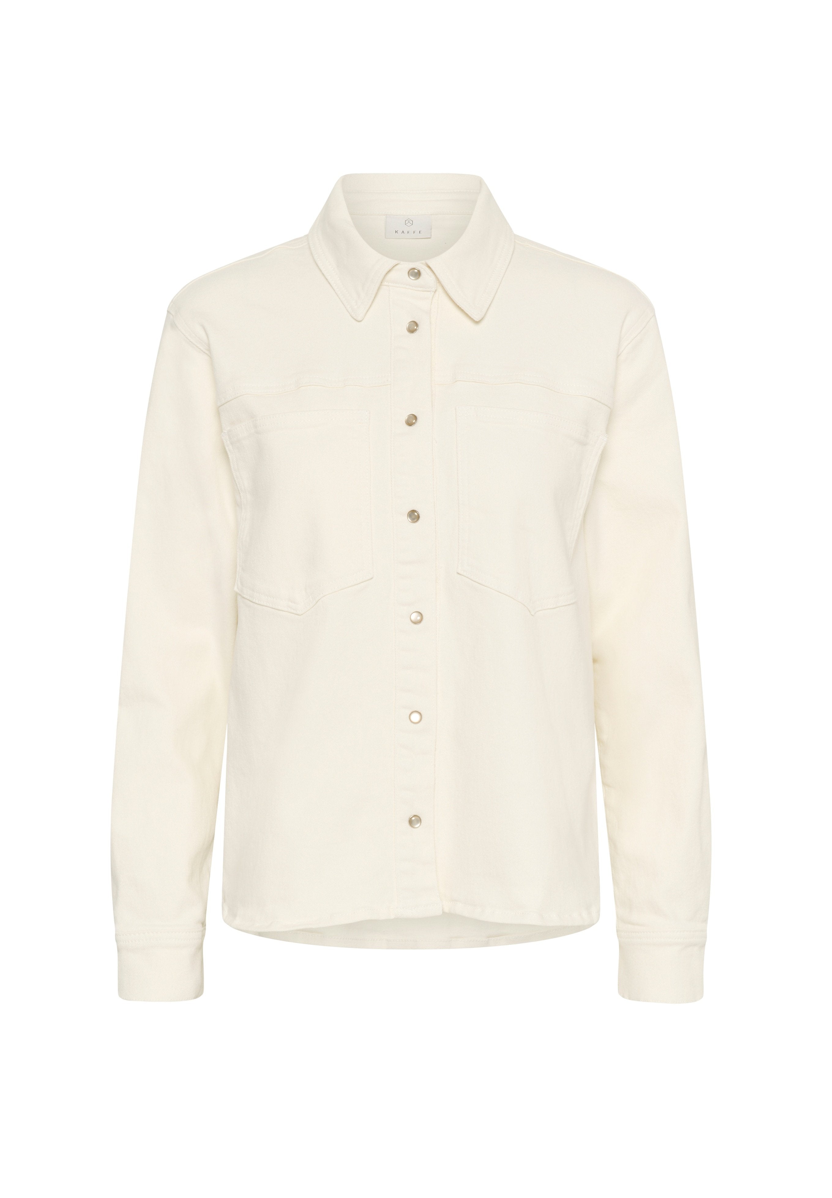 Cremefarbendes Button-Up-Hemd aus weichem Stoff, mit einem Kragen, zwei Brusttaschen und silbernen Knöpfen. Lange Ärmel mit Manschetten.