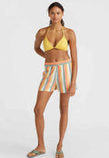 Gelbes, dreieckiges Bikini-Oberteil kombiniert mit bunten, gestreiften Shorts in Orange-, Grün- und Pfirsichtönen; glatter Stoff und elastischer Bund.