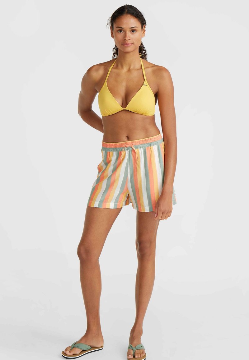 Gelbes, dreieckiges Bikini-Oberteil kombiniert mit bunten, gestreiften Shorts in Orange-, Grün- und Pfirsichtönen; glatter Stoff und elastischer Bund.