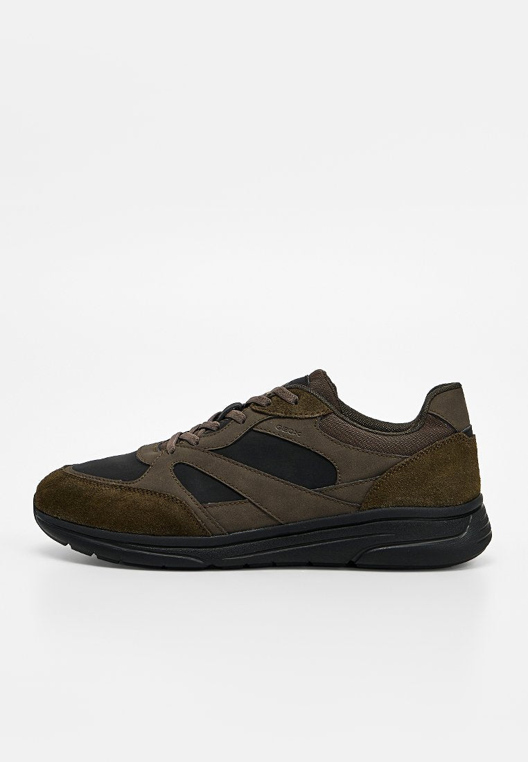 Low-Top Herrensneaker in Dunkelbraun und Schwarz mit Wildleder- und Mesh-Einsätzen, Schnürverschluss und schwarzer Gummisohle.