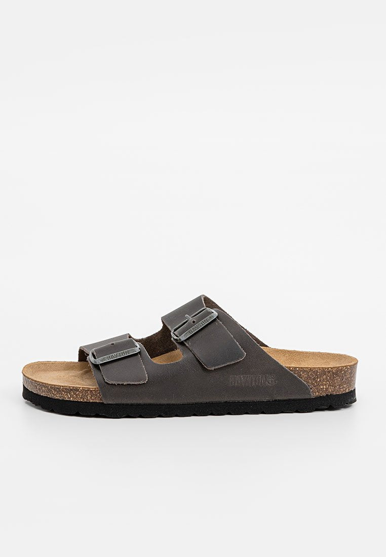 Dunkelbraune Ledersandalen mit zwei verstellbaren Riemen, einem Korkfußbett und einer strukturierten schwarzen Gummisohle. Mit silbernen Schnallen zur Schließung.