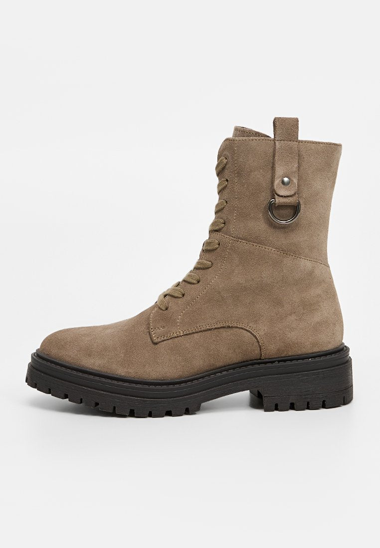 Wildleder-Ankle-Boots in Taupe mit Schnürdesign, runder Spitze, einer Schlaufe hinten und einer robusten schwarzen Gummisohle mit strukturiertem Profil.