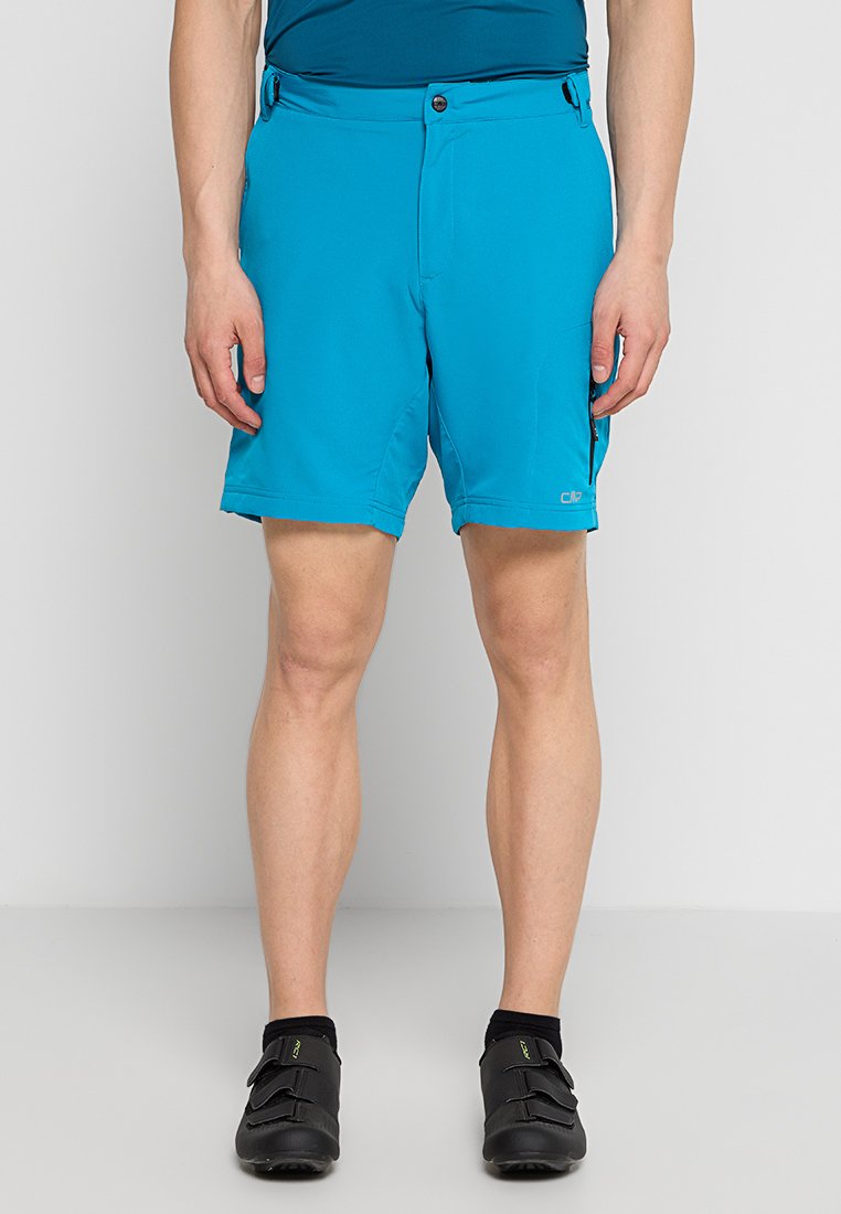 Türkise Shorts für draußen aus einem glatten, leichten Stoff. Sie haben einen Frontknopfverschluss, Seitentaschen und ein Logo am Unterschenkel.