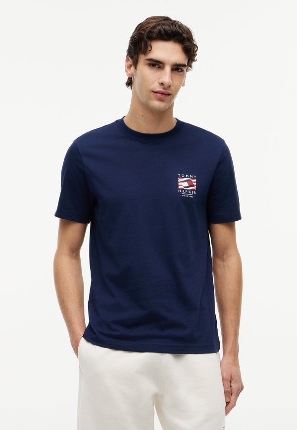 Tommy Hilfiger AMERICANA GRAPHIC LOGO TEE - Print T-shirt - carbon navy