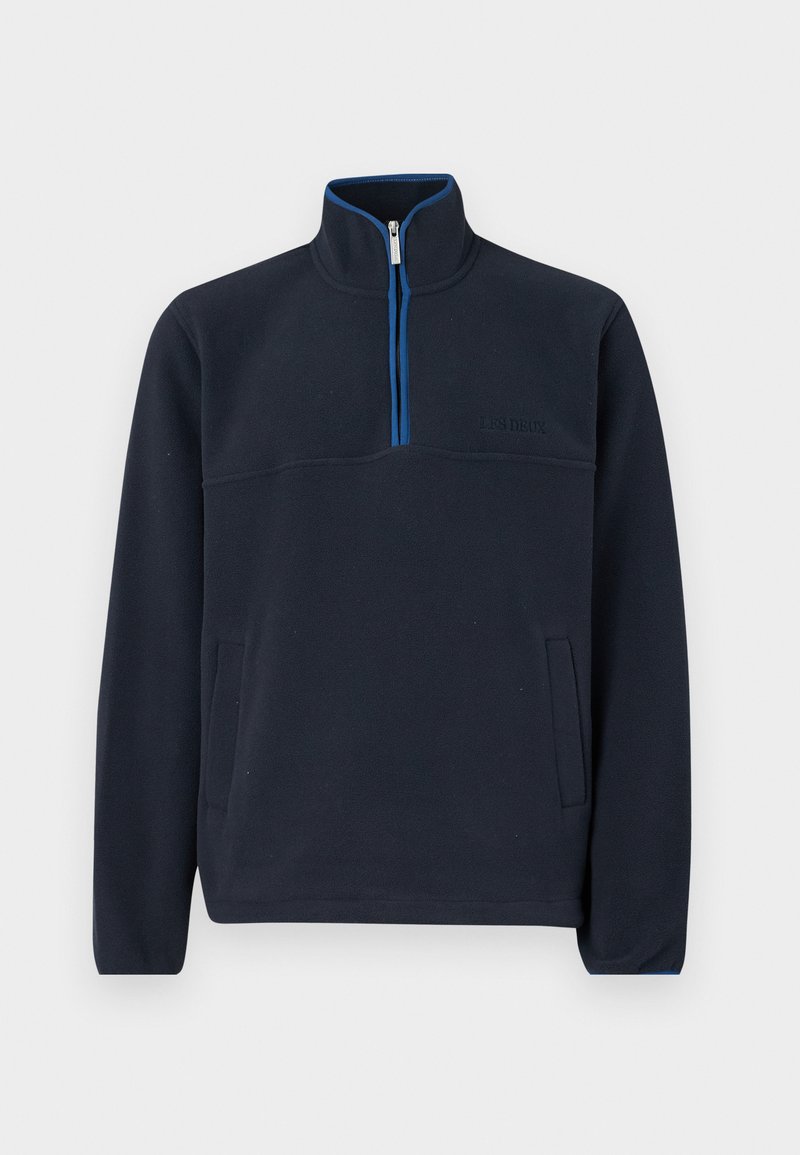 Marinefarbener Fleece-Pullover mit Viertelreißverschluss, kontrastierendem blauen Reißverschluss und zwei Fronttaschen; ausgestattet mit einem dezenten Logo auf der Brust.