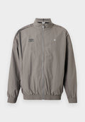 Hellgraue Sportjacke mit Reißverschluss, Umbro-Logo auf der linken Brust und Stern-Emblem auf der rechten Brust, elastischen Bündchen und Saum sowie gestreiftem Schulterdetail.