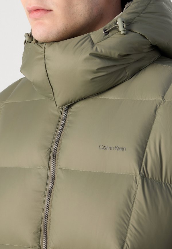 Calvin Klein DETACHABLE HOOD