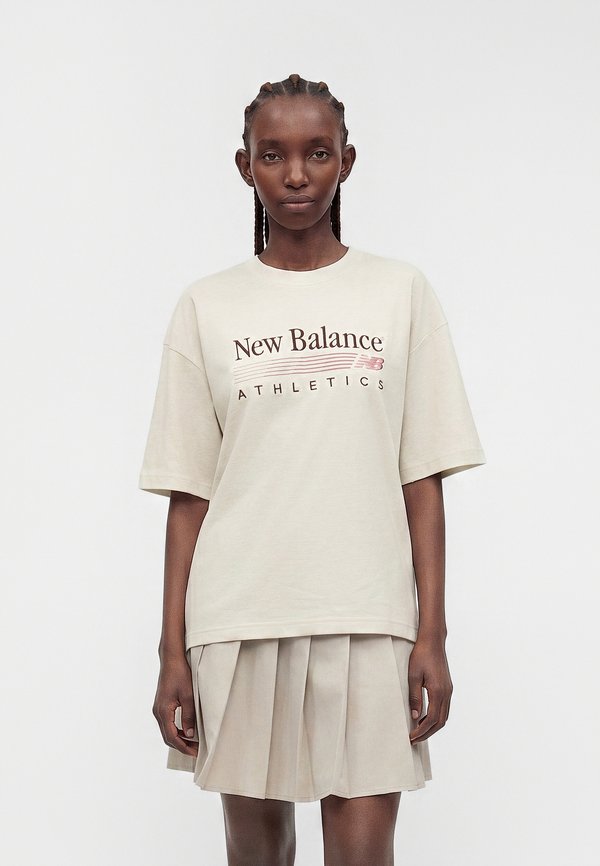 New Balance TRACKSIDE OVERSIZED - Print T-shirt - beige