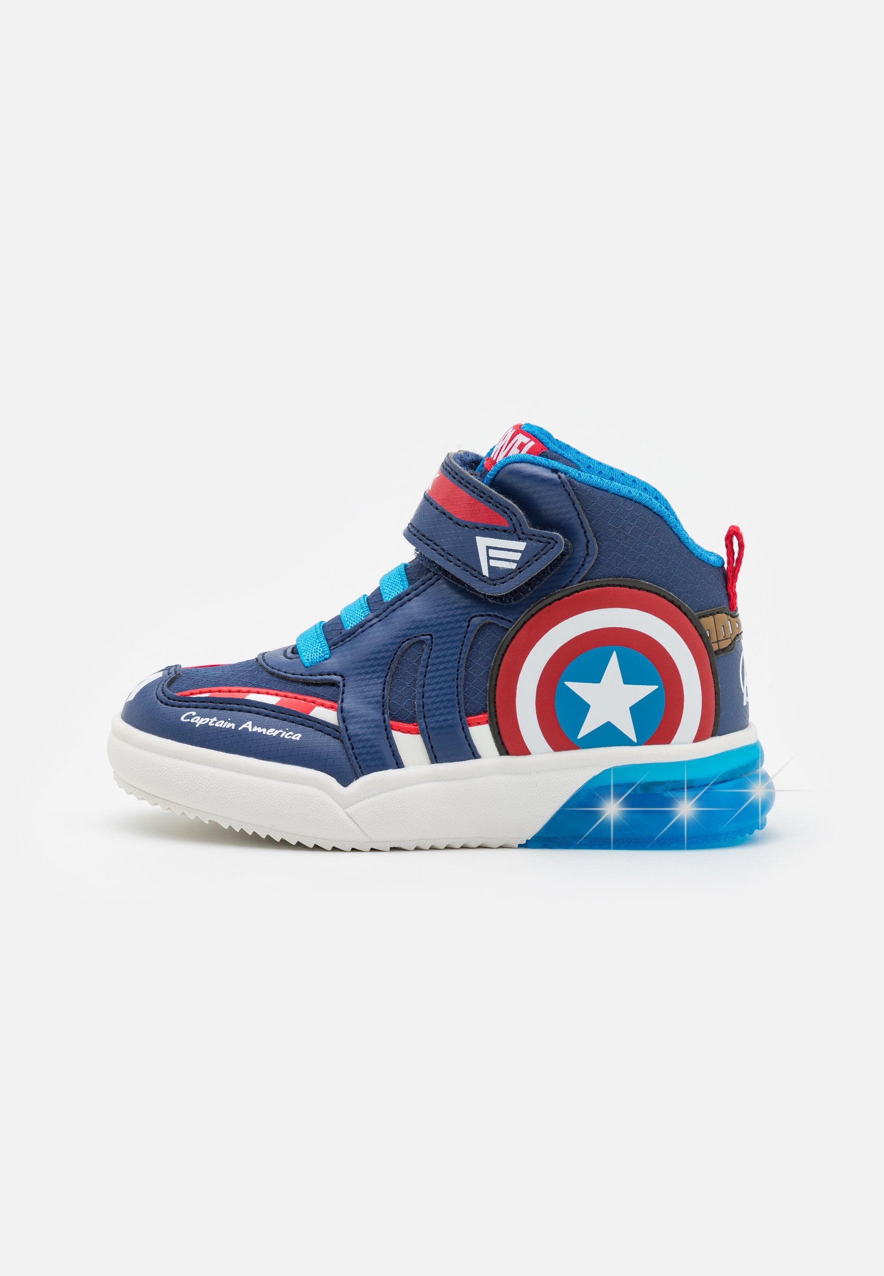 Blaue High-Top-Sneaker mit einem Captain America-Design, roten und weißen Akzenten, gepolstertem Kragen, Klettverschluss und leuchtender Sohle.