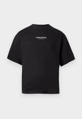 Schwarzes Kurzarm-T-Shirt mit weißem, zentral auf der Brust platziertem Text "STUDIO EDITION ALPHA INDUSTRIES INC." auf einem schlichten Hintergrund.