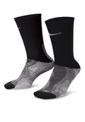 Schwarze Sportsocken mit gerippter Struktur, versehen mit einem weißen Swoosh-Logo und einem dynamischen gestreiften Muster in Grau und Weiß an der Unterseite.