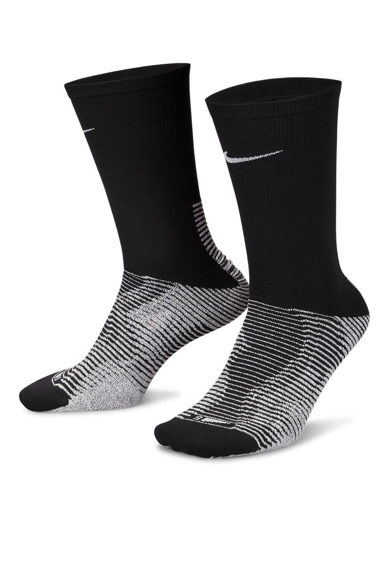 Schwarze Sportsocken mit gerippter Struktur, versehen mit einem weißen Swoosh-Logo und einem dynamischen gestreiften Muster in Grau und Weiß an der Unterseite.