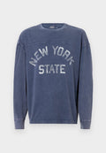 Marineblaues Sweatshirt mit langen Ärmeln aus weichem Stoff, mit einem strukturierten "NEW YORK STATE"-Grafik in Silber über der Brust.