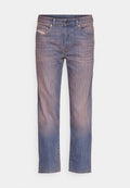 Blaue Denim-Jeans mit einem verblassten, vertikalen Streifenmuster, Fünf-Taschen-Design und Knopfverschluss, flach auf einem weißen Hintergrund ausgelegt.