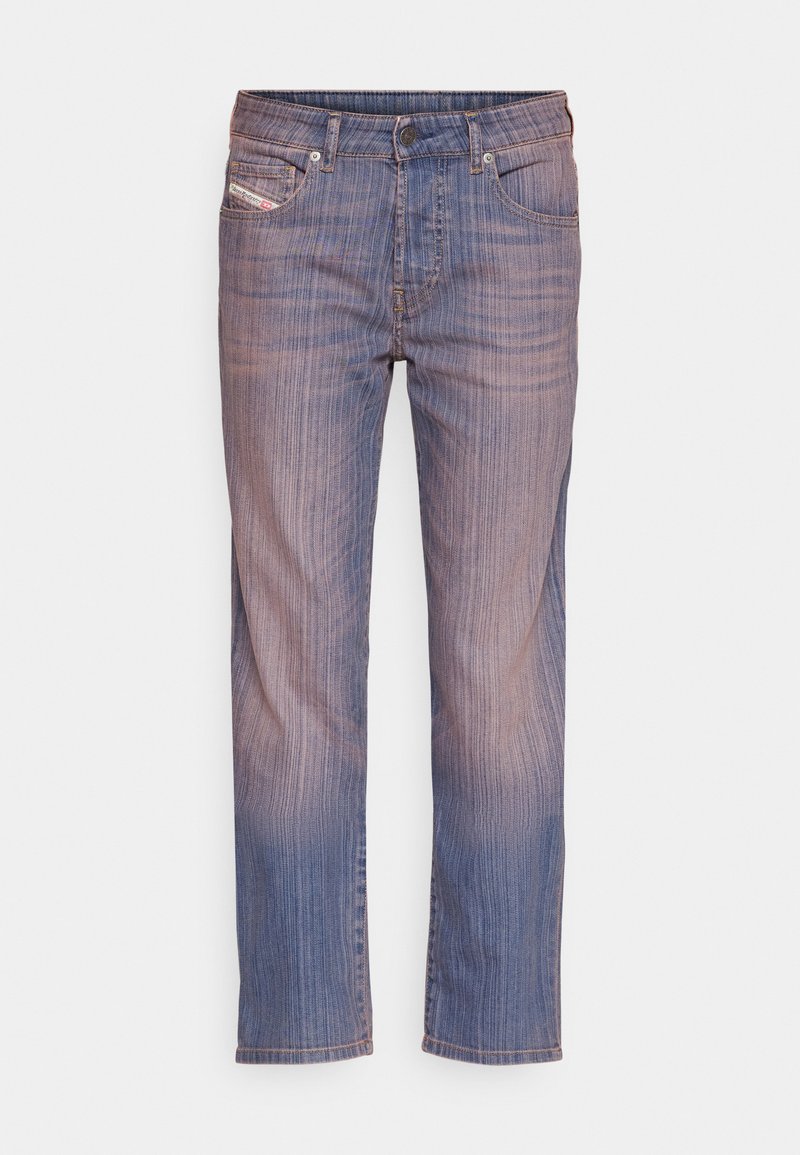 Blaue Denim-Jeans mit einem verblassten, vertikalen Streifenmuster, Fünf-Taschen-Design und Knopfverschluss, flach auf einem weißen Hintergrund ausgelegt.