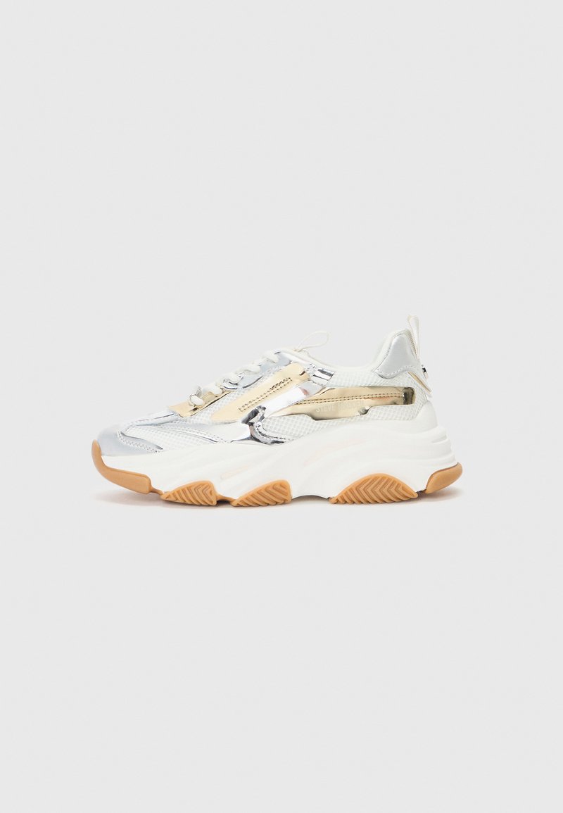 Chunky Sneakers aus silbernem und weißem Mesh, mit einer strukturierten Gummisohle, dekorativen Reißverschlüssen und einer Gummisohle.