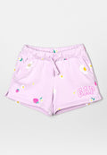 Hellviolette Kinderkurzshorts mit Gänseblümchen- und Erdbeerdruck, elastischem Bund, Seitentaschen, Kordelzug und "GAP"-Logo auf der Vorderseite.