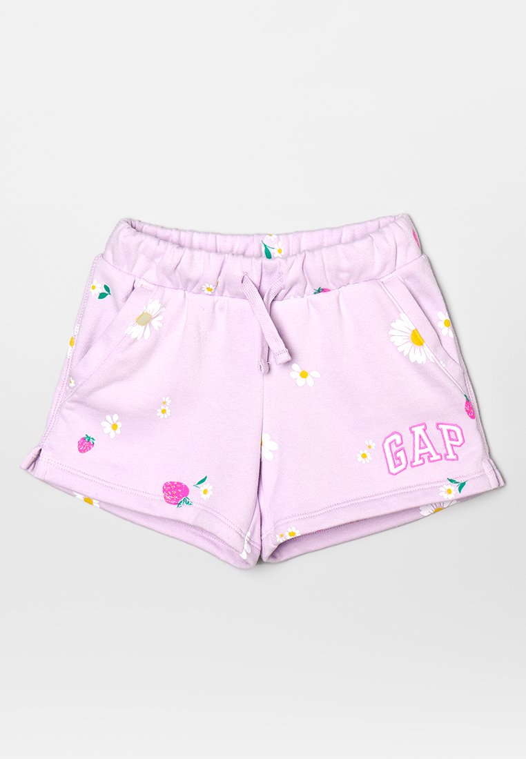 Hellviolette Kinderkurzshorts mit Gänseblümchen- und Erdbeerdruck, elastischem Bund, Seitentaschen, Kordelzug und "GAP"-Logo auf der Vorderseite.