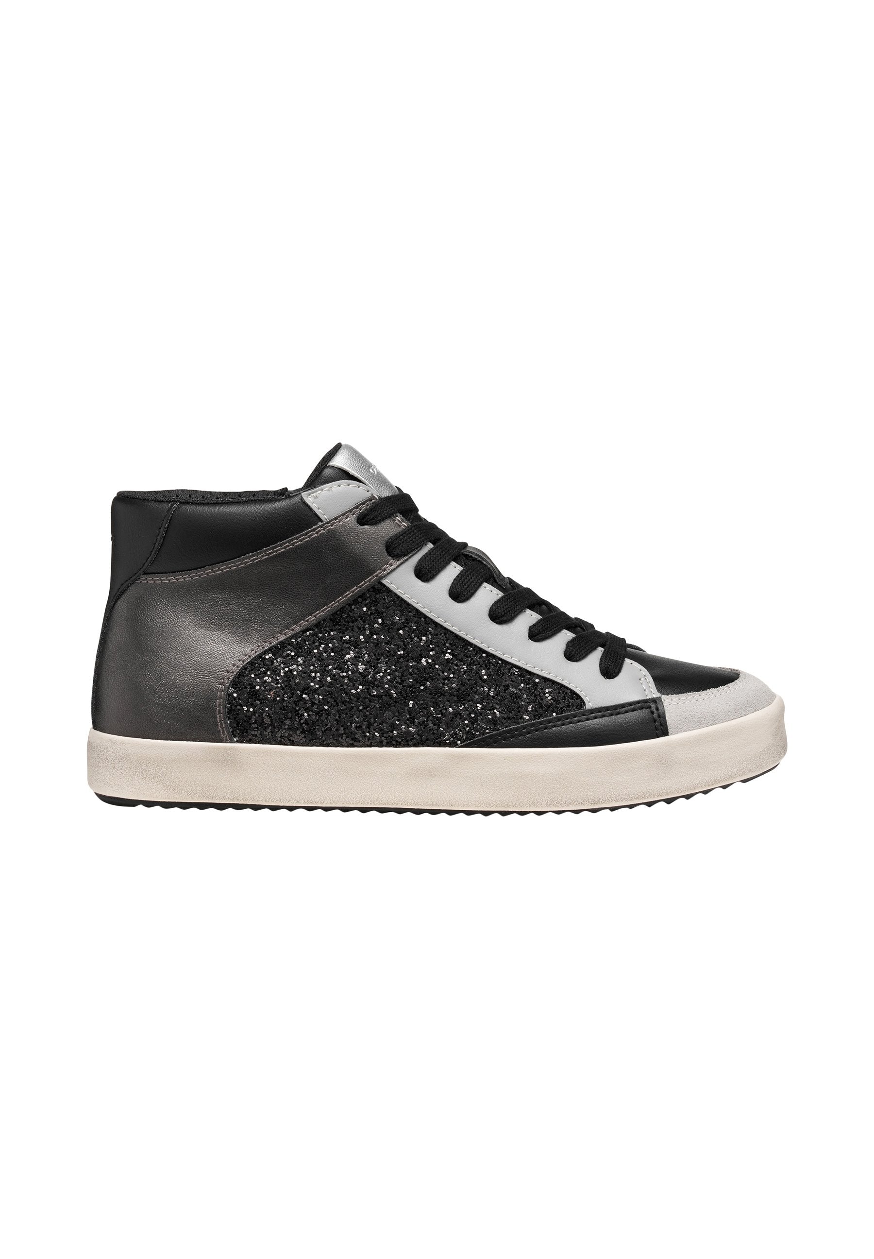 Schwarze und silberne Leder-Hochtop-Sneaker mit Glitzerelementen an der Seite, strukturiertem Zehenbereich und einer weißen Gummisohle.